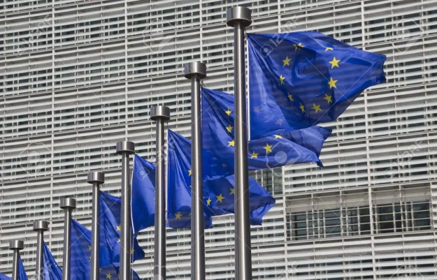 11430358-union-europea-banderas-en-frente-del-edificio-berlaymont-en-bruselas-belgica