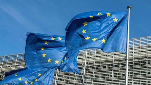 tres-banderas-de-la-ue-ondean-frente-al-edificio-berlaymont-sede-de-la-comision-europea-en-bruselas